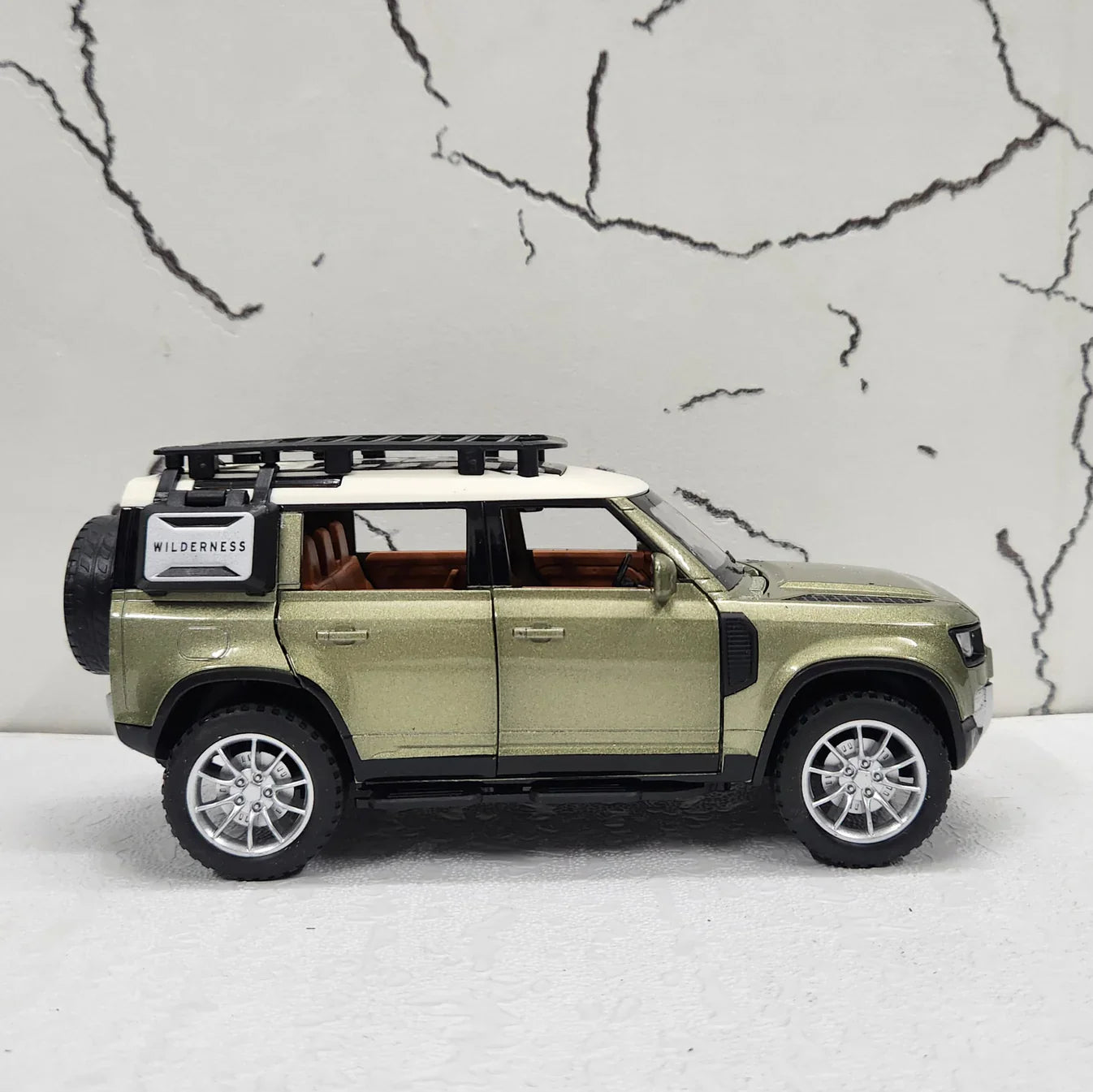 LAND ROVER DEFENDER Metal Diecast Display Car